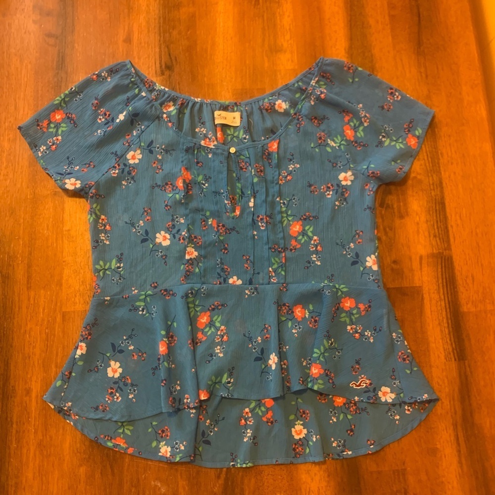 Hollister Blouse medium multicolored with Peplum and Short Sleeves ruffle bottom